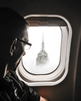 从飞机窗口向外看的人