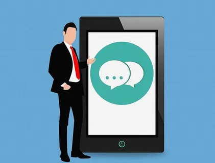 短信社交移动平板设备,带有站立商人插图。 短信社交移动平板设备,带有站立商人插图。