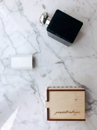 适配器旁的黑色香水瓶