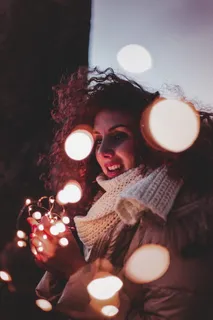 穿着棕色皮夹克和针织围巾的女人 穿着棕色皮夹克和针织围巾的女人