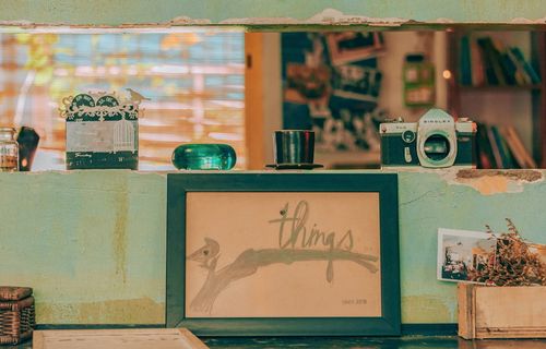 相框附近架子顶部的相机