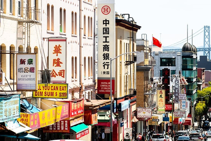 汽车，车辆，汽车，交通，人，行人，人，建筑物