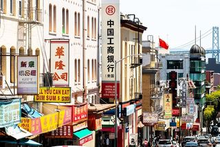 汽车，车辆，汽车，交通，人，行人，人，建筑物