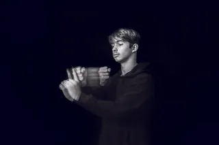 男子穿着黑色套头衫连帽衫