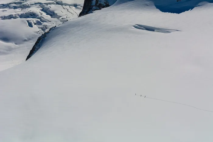 雪覆盖的田野，山，人，雪，冬天，寒冷，跋涉，远足