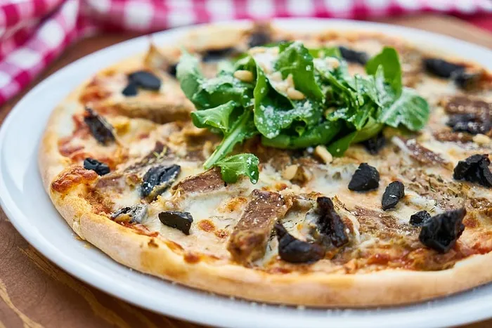 比萨饼、盘子、面团、意大利、意大利、餐桌、面粉、食品和饮料