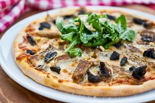 比萨饼、盘子、面团、意大利、意大利、餐桌、面粉、食品和饮料