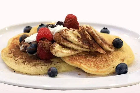 煎饼，覆盆子，蓝莓，白，陶瓷，盘子，糖浆，健康