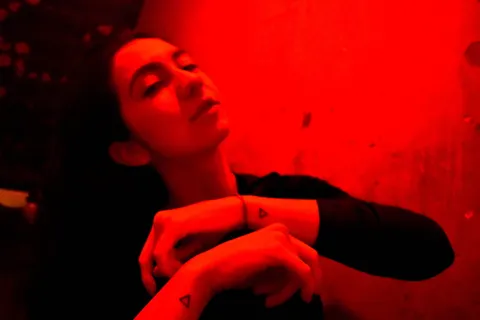 美国,圣。 mazie 酒吧和晚餐俱乐部, 神秘, 女巫, 纹身, 小纹身, 美丽, 红灯 美国,圣。 mazie 酒吧和晚餐俱乐部, 神秘, 女巫, 纹身, 小纹身, 美丽, 红灯