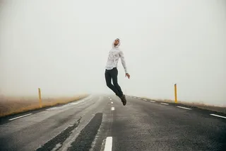 男子跳过高速公路照片