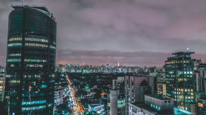 夜间城市景观照片