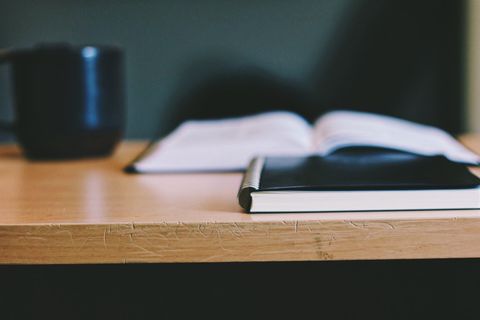 黑色、精装、书籍、棕色、木制、桌子、日记本、书桌 黑色、精装、书籍、棕色、木制、桌子、日记本、书桌