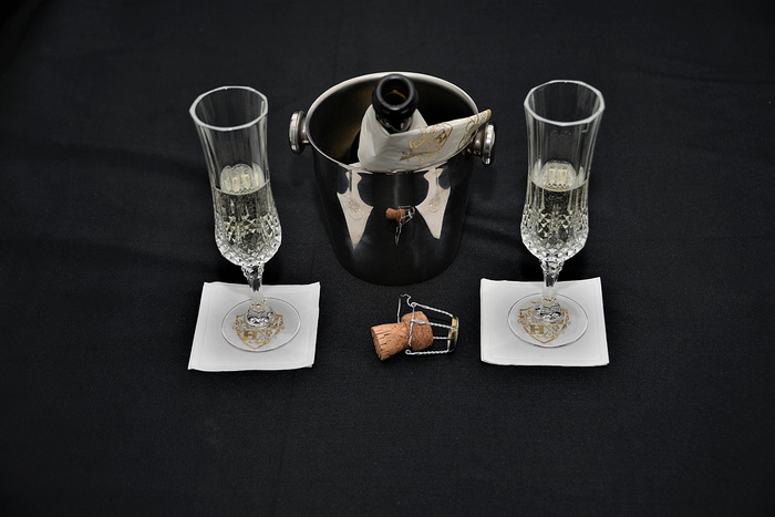 两个，白色，长笛玻璃杯，打开的，瓶子，冰桶，一瓶起泡酒，玻璃杯