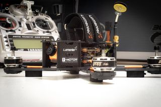 黑色和灰色电子设备