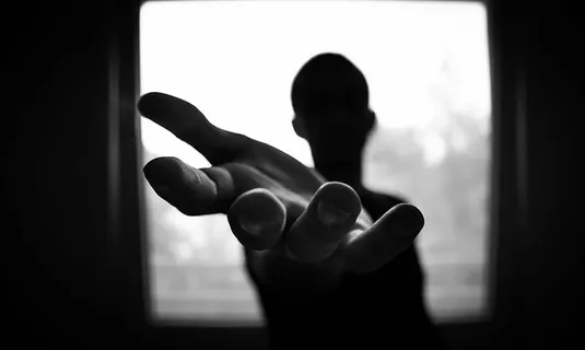 轮廓,男人,举起,左边,手掌,右边,手,靠近 轮廓,男人,举起,左边,手掌,右边,手,靠近