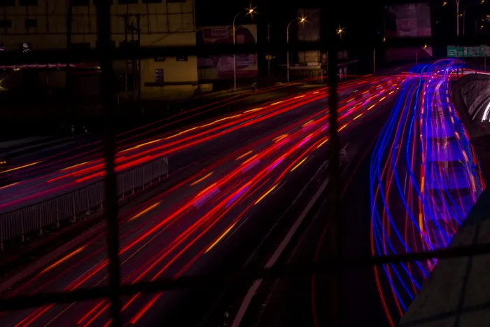 道路上汽车的延时摄影