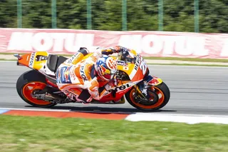 摩托车，比赛，赛车运动，比赛，速度，轮胎，头盔，摩托车总成