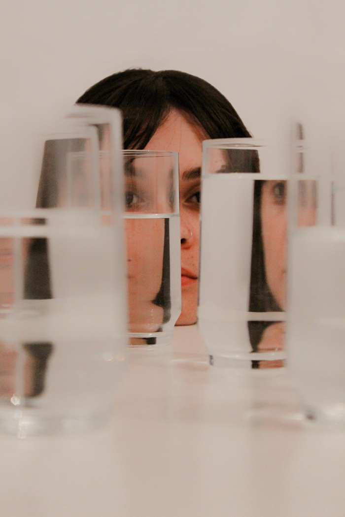 女人用水盯着眼镜