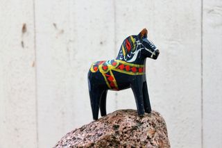 黄色、马、达拉霍斯、蓝色、红色、石头、鹅卵石、装饰石