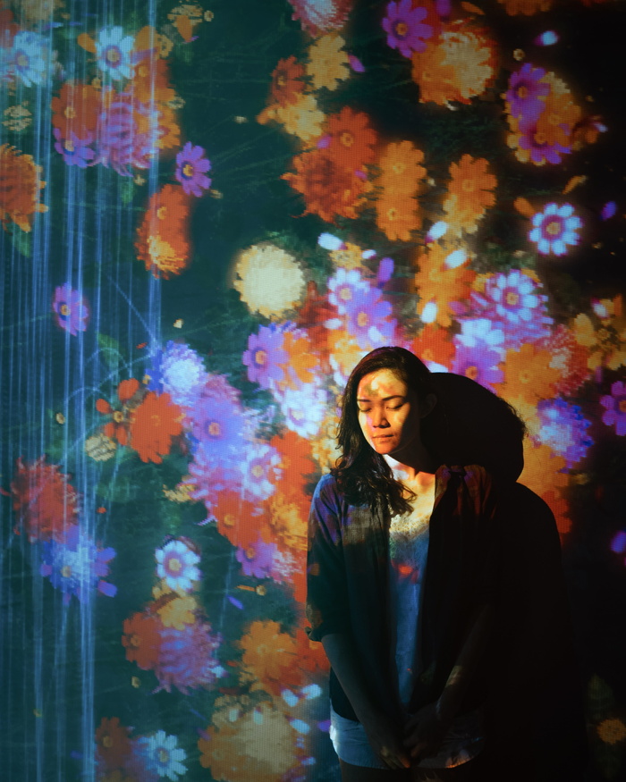 穿蓝色开衫的女人