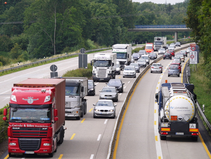 卡车、汽车、道路、白天、公路、现场、窄路、四车道