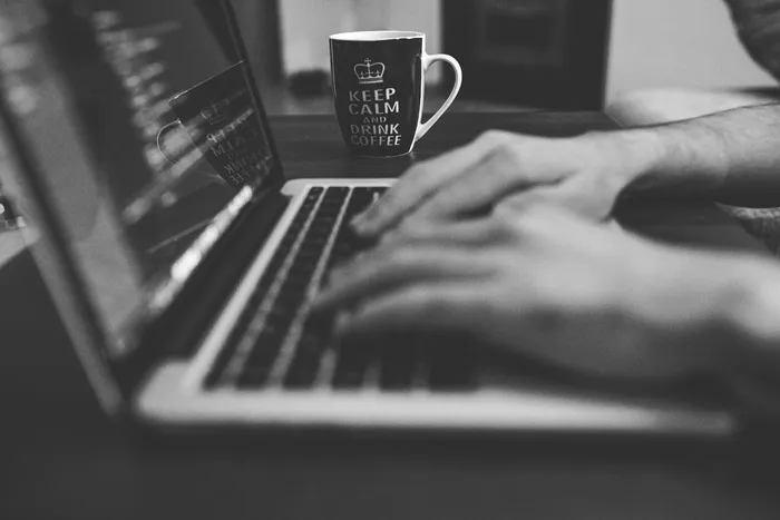 人，使用，笔记本电脑，苹果，电脑，杯子，电子产品，手