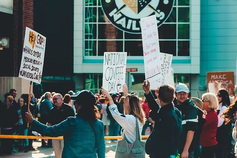 举着标语的人群