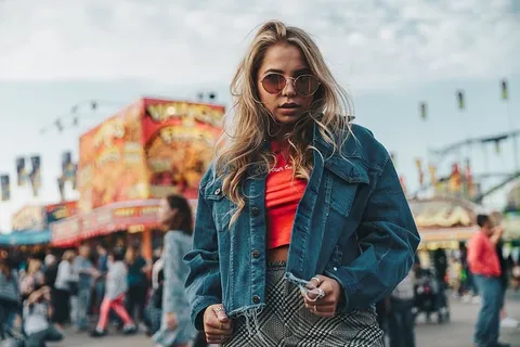 年轻女模特牛仔布照片 年轻女模特牛仔布照片