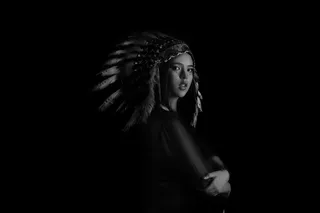 美国土著女孩的灰度照片