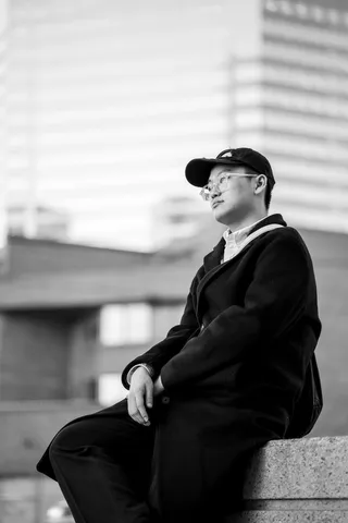 坐在围栏上的男子