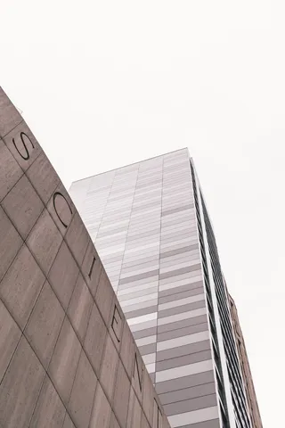 高层建筑的低角度视图