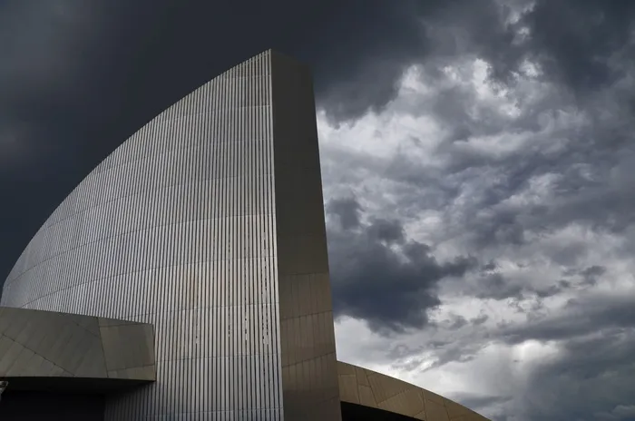 阴天灰色混凝土建筑