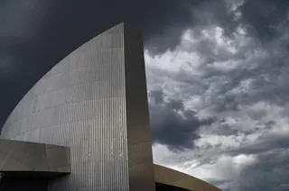 阴天灰色混凝土建筑