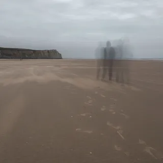 站在地上的人的剪影