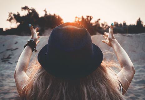 女人，戴着，帽子，坐着，沙子，黄昏，太阳，红色的太阳