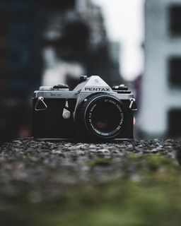 灰色表面灰色和黑色宾得相机的选择性聚焦摄影