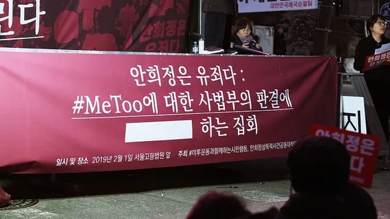 文本、横幅、人物、人类、人群、单词、标签、我