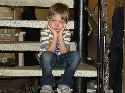 男孩，黑色，牛仔裤，坐着，楼梯，孩子，无聊，平淡