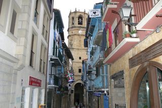 老城区，西班牙北部，景点，港口城市，峡谷房屋，街道，建筑外观，建筑