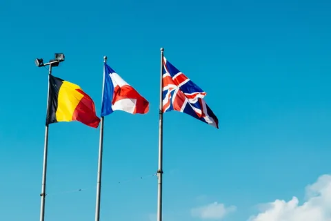 国旗，三面，蓝天，风，英国，比利时，法国，简单