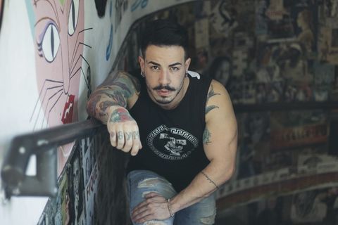 身穿黑色背心的男子站在楼梯上 身穿黑色背心的男子站在楼梯上