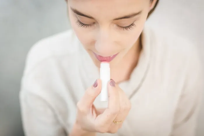 使用口红的女性