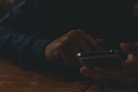 使用智能手机的人 使用智能手机的人