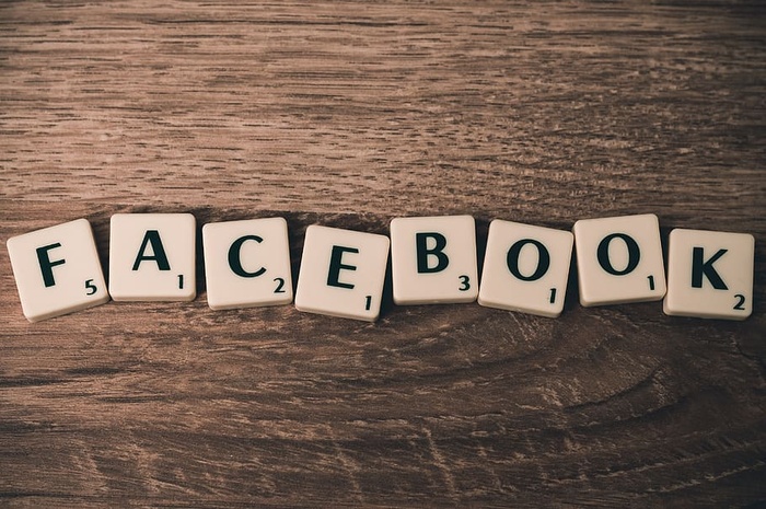 Facebook在棕色表面上拼字