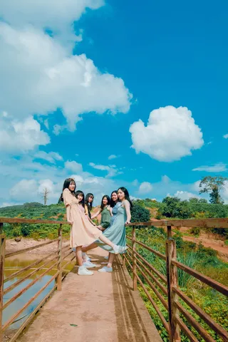 桥上的六个女人