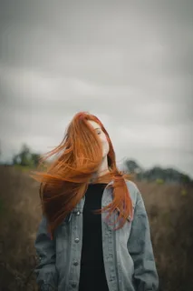 穿着牛仔夹克和黑色衬衫的女人 穿着牛仔夹克和黑色衬衫的女人