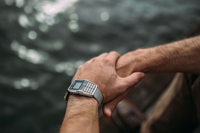 男人手腕上的特写葡萄酒手表