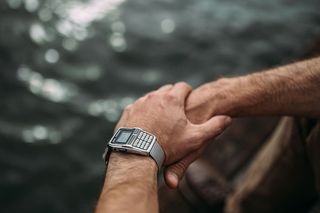 男人手腕上的特写葡萄酒手表