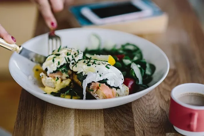 年轻女子在餐厅吃经典早餐的特写镜头