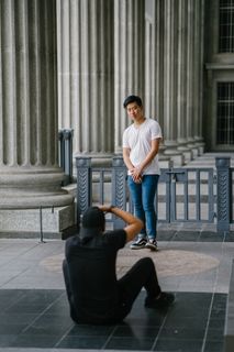 男人坐着拍另一个男人的照片